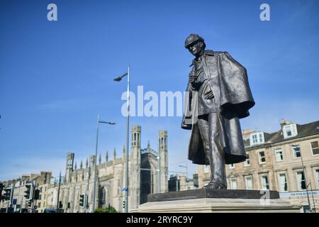 Édimbourg Écosse, Royaume-Uni 02 octobre 2023. La statue de Sherlock Holmes sur la place Picardie qui marque le lieu de naissance de l'écrivain Sir Arthur Conan Doyle. credi Banque D'Images