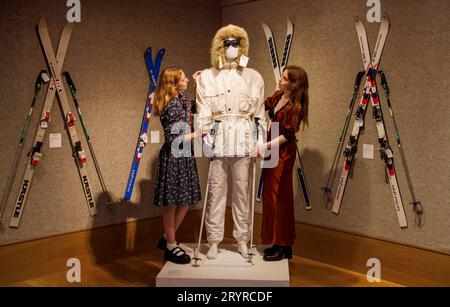 Londres, Royaume-Uni 2 Oct 2023 Une combinaison de ski Bogner White achetée pour Roger Moore dans A View to a Kill, estimation £15,000-25,000 Sir Roger Moore vente aux enchères à Bonhams cette vente de 180 lots de sa collection personnelle est offerte directement par la famille Sir Roger MooreÕs. Crédit : Karl Black/Alamy Live News Banque D'Images