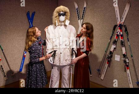 Londres, Royaume-Uni 2 Oct 2023 Une combinaison de ski Bogner White achetée pour Roger Moore dans A View to a Kill, estimation £15,000-25,000 Sir Roger Moore vente aux enchères à Bonhams cette vente de 180 lots de sa collection personnelle est offerte directement par la famille Sir Roger MooreÕs. Crédit : Karl Black/Alamy Live News Banque D'Images