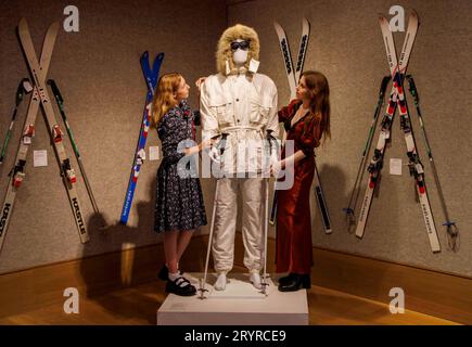 Londres, Royaume-Uni 2 Oct 2023 Une combinaison de ski Bogner White achetée pour Roger Moore dans A View to a Kill, estimation £15,000-25,000 Sir Roger Moore vente aux enchères à Bonhams cette vente de 180 lots de sa collection personnelle est offerte directement par la famille Sir Roger MooreÕs. Crédit : Karl Black/Alamy Live News Banque D'Images