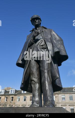 Édimbourg Écosse, Royaume-Uni 02 octobre 2023. La statue de Sherlock Holmes sur la place Picardie qui marque le lieu de naissance de l'écrivain Sir Arthur Conan Doyle. credi Banque D'Images