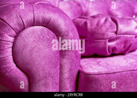 Canapé violet avec gros strass gros plan Banque D'Images