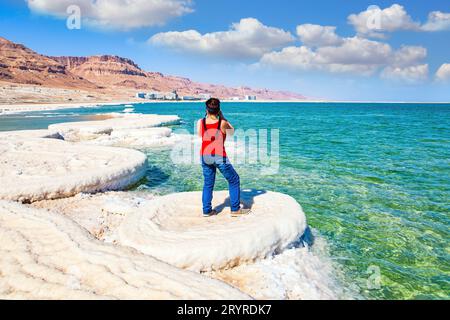 Femme dans un T-shirt rouge Banque D'Images