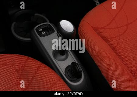 Smart fortwo sélecteur de vitesse, transmission automatique, sièges en tissu rouge, console centrale en plastique, voiture urbaine compacte Banque D'Images