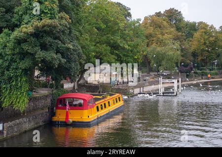 Windsor, Berkshire, Royaume-Uni. 2 octobre 2023. Une barge colorée sur la Tamise. C'était une journée douce à Windsor, Berkshire aujourd'hui avec des températures de 21 degrés. De la pluie et des averses orageuses sont prévues cet après-midi. Crédit : Maureen McLean/Alamy Live News Banque D'Images