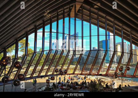 Vue intérieure depuis le restaurant Bennelong donnant sur Circular Quay et les gratte-ciel du quartier des affaires de Sydney. Cuisine fine au restaurant Bennelong, opéra de Sydney Banque D'Images