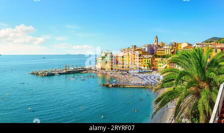 Vue sur Bogliasco. Bogliasco est un ancien village de pêcheurs en Italie, Gênes, Ligurie. Mer Méditerranée, plage de sable et architecture de la ville de Bogliasco Banque D'Images