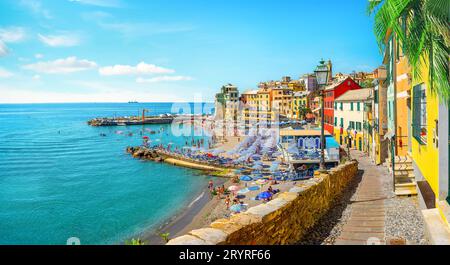 Vue sur Bogliasco. Bogliasco est un ancien village de pêcheurs en Italie, Gênes, Ligurie. Mer Méditerranée, plage de sable et architecture de la ville de Bogliasco Banque D'Images