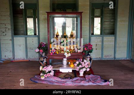 Statue de Bouddha d'émeraude ou Phra Kaeo Morako dans la maison verte de bâtiment abandonné ou ฺBaan khiao pour les thaïlandais Voyage visite respect priant à Phak Hai ci Banque D'Images