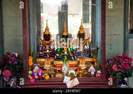 Statue de Bouddha d'émeraude ou Phra Kaeo Morako dans la maison verte de bâtiment abandonné ou ฺBaan khiao pour les thaïlandais Voyage visite respect priant à Phak Hai ci Banque D'Images