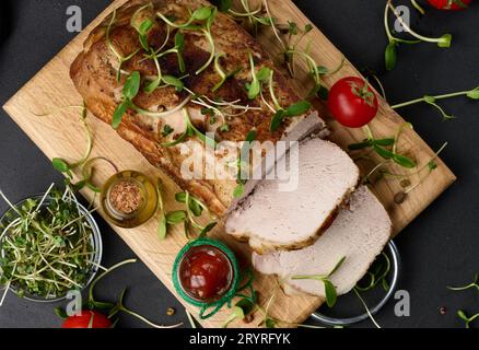 Morceau de pain de porc cuit sur la table avec des épices. Filet coupé en morceaux Banque D'Images