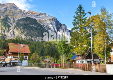 Vue sur la rue à Kandersteg, montagnes, Suisse Banque D'Images