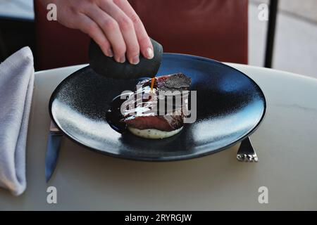 Verser le jus, Blackmore Wagyu (9+) avec WA Truffle et Madeira jus - cuisine fine au Bennelong Restaurant, à l'opéra de Sydney Banque D'Images