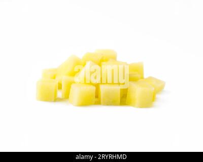 Tas de pommes de terre crues coupées en dés isolées sur fond blanc Banque D'Images