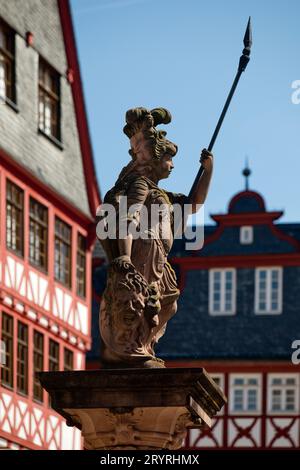 Figure de fontaine de Minerva, Minervabrunnen, Roemerberg, vieille ville, Francfort-sur-le-main, Allemagne, Europe Banque D'Images