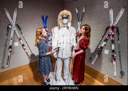 Londres, Royaume-Uni. 2 octobre 2023. Une combinaison de ski blanche Bogner achetée pour Sir Roger Moore dans A View to a Kill, 1985, est £15 000 - £25 000 - Sir Roger Moore : The Personal Collection at Bonhams New Bond Street, Londres. Le 4 octobre, 180 lots seront mis aux enchères, marquant le 50e anniversaire de sa première apparition en tant que 007. Crédit : Guy Bell/Alamy Live News Banque D'Images