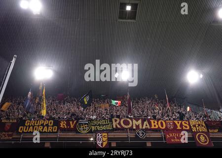 Gênes, Italie, 28 septembre 2023. EN TANT QUE fans roms lors du match de Serie A à Luigi Ferraris, Gênes. Le crédit photo devrait se lire : Jonathan Moscrop / Sportimage Banque D'Images