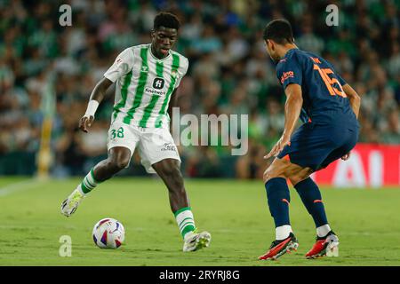 Assane Diao du Real Betis et Marc Bartra du Real Betis lors du match de Liga entre le Real Betis et Valencia CF ont joué au stade Benito Villamarin le 1 octobre à Séville, en Espagne. (Photo Antonio Pozo / PRESSINPHOTO) Banque D'Images