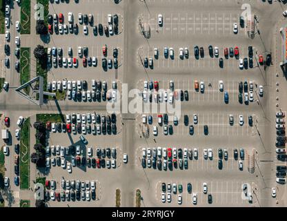 Vue aérienne du parking avec voitures garées Banque D'Images