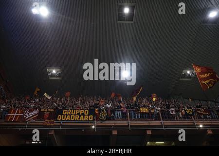 Gênes, Italie, 28 septembre 2023. EN TANT QUE fans roms lors du match de Serie A à Luigi Ferraris, Gênes. Le crédit photo devrait se lire : Jonathan Moscrop / Sportimage Banque D'Images