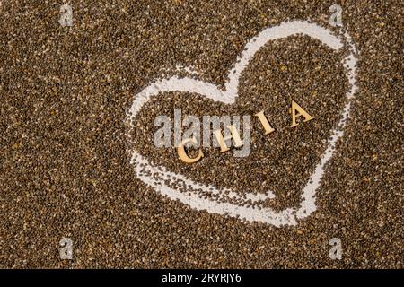 Coeur fait de graines de chia avec mot CHIA à l'intérieur du fond. Super aliment sain riche en acides gras oméga 3. Sec sain naturel dans Banque D'Images