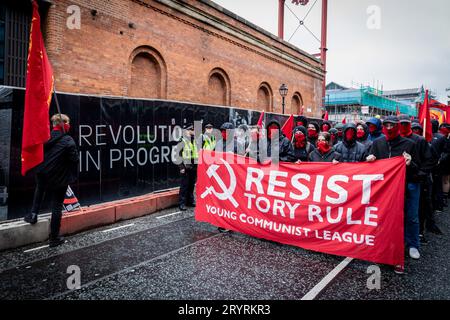 La Ligue des jeunes communistes marche avec une bannière exprimant leur opinion pendant la manifestation. Pendant la conférence du Parti conservateur, les gens ont défilé à travers la ville pour une manifestation nationale. Organisées par l'Assemblée des peuples et rejointes par les syndicats, les revendications incluent la fin de la crise du coût de la vie et la défense du NHS. (Photo Andy Barton / SOPA Images/Sipa USA) Banque D'Images