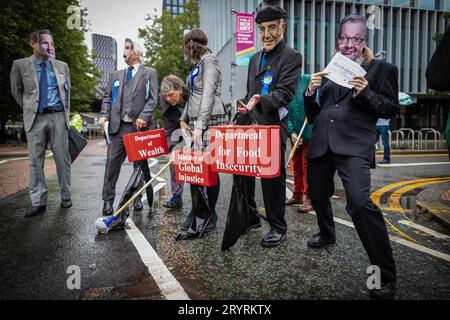 Les manifestants se préparent à marcher devant la conférence. Pendant la conférence du Parti conservateur, les gens ont défilé à travers la ville pour une manifestation nationale. Organisées par l'Assemblée des peuples et rejointes par les syndicats, les revendications incluent la fin de la crise du coût de la vie et la défense du NHS. (Photo Andy Barton / SOPA Images/Sipa USA) Banque D'Images