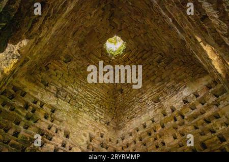 Regardant vers l'intérieur de Dovecote et grange au Prieuré de Penmon l'île d'Anglesey au nord du pays de Galles Banque D'Images