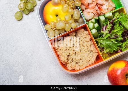 Boîte à lunch avec un repas équilibré. Concept de nourriture saine au bureau Banque D'Images