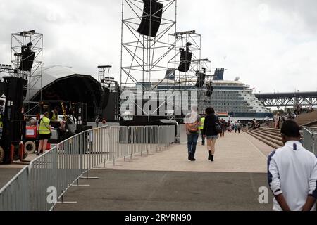 Une scène extérieure remplit « l'espace vide » de la cour de l'Opéra de Sydney, annexée pour un concert en 2016, un grand bateau de croisière en arrière-plan Banque D'Images