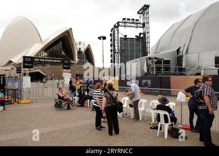 Les amateurs de musique attendent devant les barrières métalliques sur le parvis de l'Opéra de Sydney à côté de la scène extérieure « On the Steps » couronnée House concert en 2016 Banque D'Images