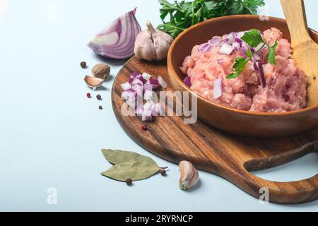 Viande de poulet crue émincer dans un bol avec des épices Banque D'Images