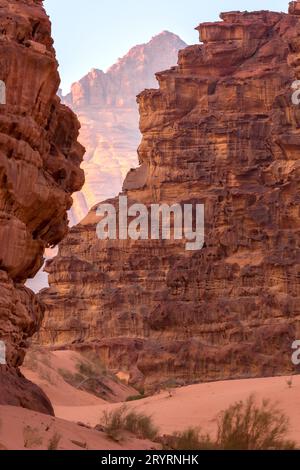 Désert de Wadi Rum, Jordanie. Jabal Al Qattar montagne Banque D'Images