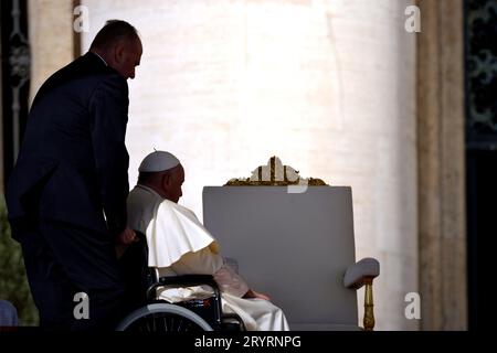 Cité du Vatican, Vatican. 30 septembre 2023. CITÉ DU VATICAN, VATICAN - SEPTEMBRE 30 : le Pape François pendant le Consistoire public ordinaire pour la création du nouveau Cardinal à Saint-François Place Pierre le 30 septembre 2023 à la Cité du Vatican, Vatican. Le pape François tient un consistoire pour la création de 21 nouveaux cardinaux, le consistoire tombe avant le début du Synode sur la synodalité, qui doit avoir lieu en octobre. Crédit : dpa/Alamy Live News Banque D'Images