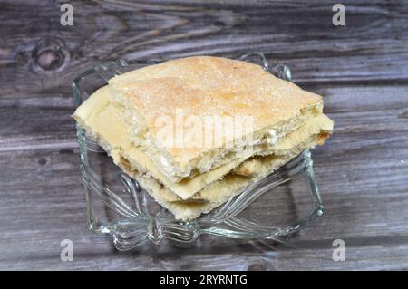 Un fromage blanc Feta et Tahini Halawa halva dans un pain de maïs, un pain rapide à base de semoule de maïs, la cuisine du sud des États-Unis, avec des origines Banque D'Images