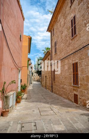 Vieille ville typique de Majorque avec une rue étroite. Alcudia. Îles Baléares Espagne. Banque D'Images