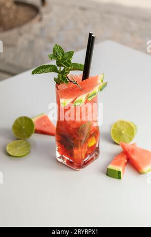 Mojito pastèque décoré avec des fruits Banque D'Images