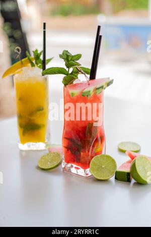 Mojito pastèque et mangue décoré avec des fruits Banque D'Images