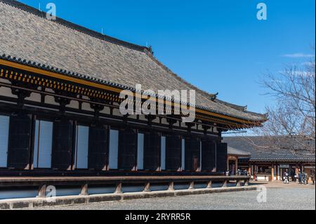 Kyoto, Japon, 29 décembre 2019. Extérieur du temple de Rengeo-in Sanjusangendo, un grand temple bouddhiste célèbre pour ses 1001 statues de Kannon, la déesse de merci Banque D'Images