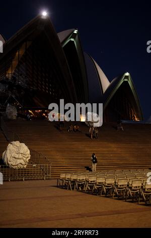 The Eighth Wonder, Sydney Opera House la nuit – photos non officielles du décor la nuit sur le parvis et marches monumentales 2/4 Banque D'Images