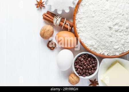 Ingrédients pour la cuisson. Sélection pour biscuits ou muffins avec gouttes de chocolat Banque D'Images