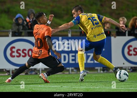 Deinze, Belgique. 29 septembre 2023. Emilio Kehrer (80) de KMSK Deinze photographié combattant pour le ballon avec Dries Wuytens (15) de SK Beveren lors d'un match de football entre KMSK Deinze et Waasland SK Beveren lors de la 7 e journée de la saison Challenger Pro League 2023-2024, le lundi 29 septembre 2023 à Deinze, Belgique . Crédit : Sportpix/Alamy Live News Banque D'Images