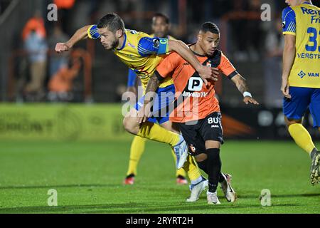 Deinze, Belgique. 29 septembre 2023. Dries Wuytens (15 ans) de SK Beveren photographié se battant pour le ballon avec Emilio Kehrer (80 ans) de KMSK Deinze lors d'un match de football entre KMSK Deinze et Waasland SK Beveren lors de la 7 ème journée de la saison Challenger Pro League 2023-2024, le lundi 29 septembre 2023 à Deinze, Belgique . Crédit : Sportpix/Alamy Live News Banque D'Images