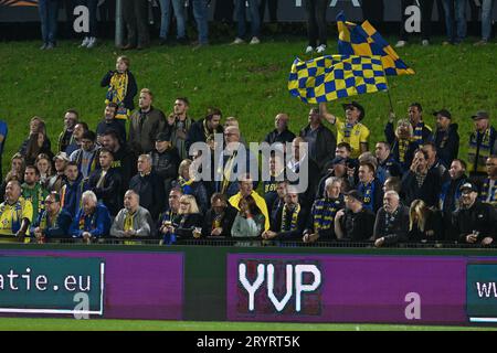 Deinze, Belgique. 29 septembre 2023. Fans et supporters de Beveren photographiés lors d'un match de football entre KMSK Deinze et Waasland SK Beveren lors de la 7 e journée de la saison Challenger Pro League 2023-2024, le lundi 29 septembre 2023 à Deinze, Belgique . Crédit : Sportpix/Alamy Live News Banque D'Images