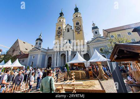 Der Dom Mariae Aufnahme in den Himmel und St. Kassian ist der größte Sakralbau der Südtiroler Stadt Brixen und Bischofskirche der Römisch-katholischen Diözese Bozen-Brixen. Brixen *** la cathédrale de l'Assomption de la Bienheureuse Vierge Marie et St. Kassian est le plus grand bâtiment sacré de la ville du Tyrol du Sud de Bressanone/Brixen et de l'église épiscopale du diocèse catholique romain de Bolzano/Brixen Bressanone crédit : Imago/Alamy Live News Banque D'Images