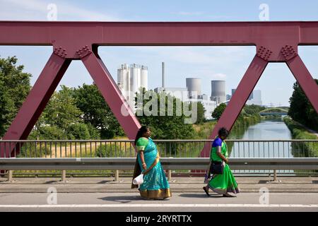 Deux femmes à Saris sur le chemin de la fête du temple sur le canal Datteln-Hamm, Hamm, Allemagne Europe Banque D'Images