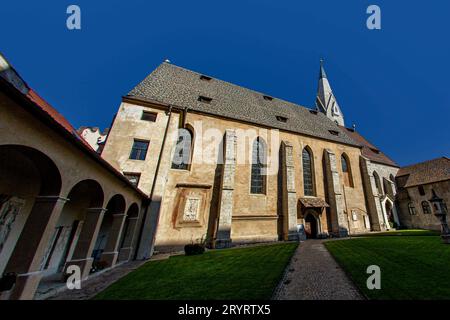 Rue Die Pfarrkirche Michael ist die Römisch-katholische Kirche der Pfarrei und des Dekanats Brixen à Südtirol. SIE befindet sich in Prominenter Lage nördlich des Brixner Doms am Domplatz 12. Brixen *** l'église paroissiale de St. Michael est l'église catholique romaine de la paroisse et doyenne de Bressanone dans le Tyrol du Sud. Elle est située dans une position importante au nord de la cathédrale de Bressanone à Domplatz 12 Bressanone crédit : Imago/Alamy Live News Banque D'Images