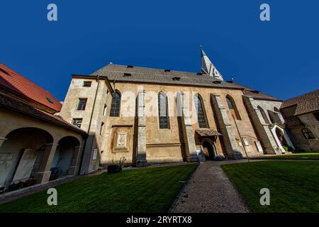 Rue Die Pfarrkirche Michael ist die Römisch-katholische Kirche der Pfarrei und des Dekanats Brixen à Südtirol. SIE befindet sich in Prominenter Lage nördlich des Brixner Doms am Domplatz 12. Brixen *** l'église paroissiale de St. Michael est l'église catholique romaine de la paroisse et doyenne de Bressanone dans le Tyrol du Sud. Elle est située dans une position importante au nord de la cathédrale de Bressanone à Domplatz 12 Bressanone crédit : Imago/Alamy Live News Banque D'Images