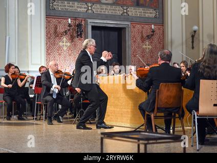 Abschlusskonzert des Orchesters der Wiener Akademie im Rahmen des KIRCH KLANG Festival Salzkammergut, unter der Leitung und dem Dirigat des Dirigenten Martin Haselböck, am 30.09.2023. DAS Bild zeigt den Dirigenten Martin Haselböck das Orchester der Wiener Akademie dirigerend 2023 - Abschlusskonzert des Orchesters der Wiener Akademie im Rahmen des KIRCH KLANG Festival Salzkammergut, unter der Leitung und dem dirigat des Dirigenten Martin Haselböck, Am 30.09.2023. *** Concert final de l'Orchestre de l'Académie de Vienne dans le cadre du KIRCH KLANG Festival Salzkammergut, sous le titre Banque D'Images