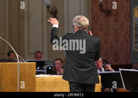 Abschlusskonzert des Orchesters der Wiener Akademie im Rahmen des KIRCH KLANG Festival Salzkammergut, unter der Leitung und dem Dirigat des Dirigenten Martin Haselböck, am 30.09.2023. DAS Bild zeigt den Dirigenten Martin Haselböck das Orchester der Wiener Akademie dirigerend 2023 - Abschlusskonzert des Orchesters der Wiener Akademie im Rahmen des KIRCH KLANG Festival Salzkammergut, unter der Leitung und dem dirigat des Dirigenten Martin Haselböck, Am 30.09.2023. *** Concert final de l'Orchestre de l'Académie de Vienne dans le cadre du KIRCH KLANG Festival Salzkammergut, sous le titre Banque D'Images